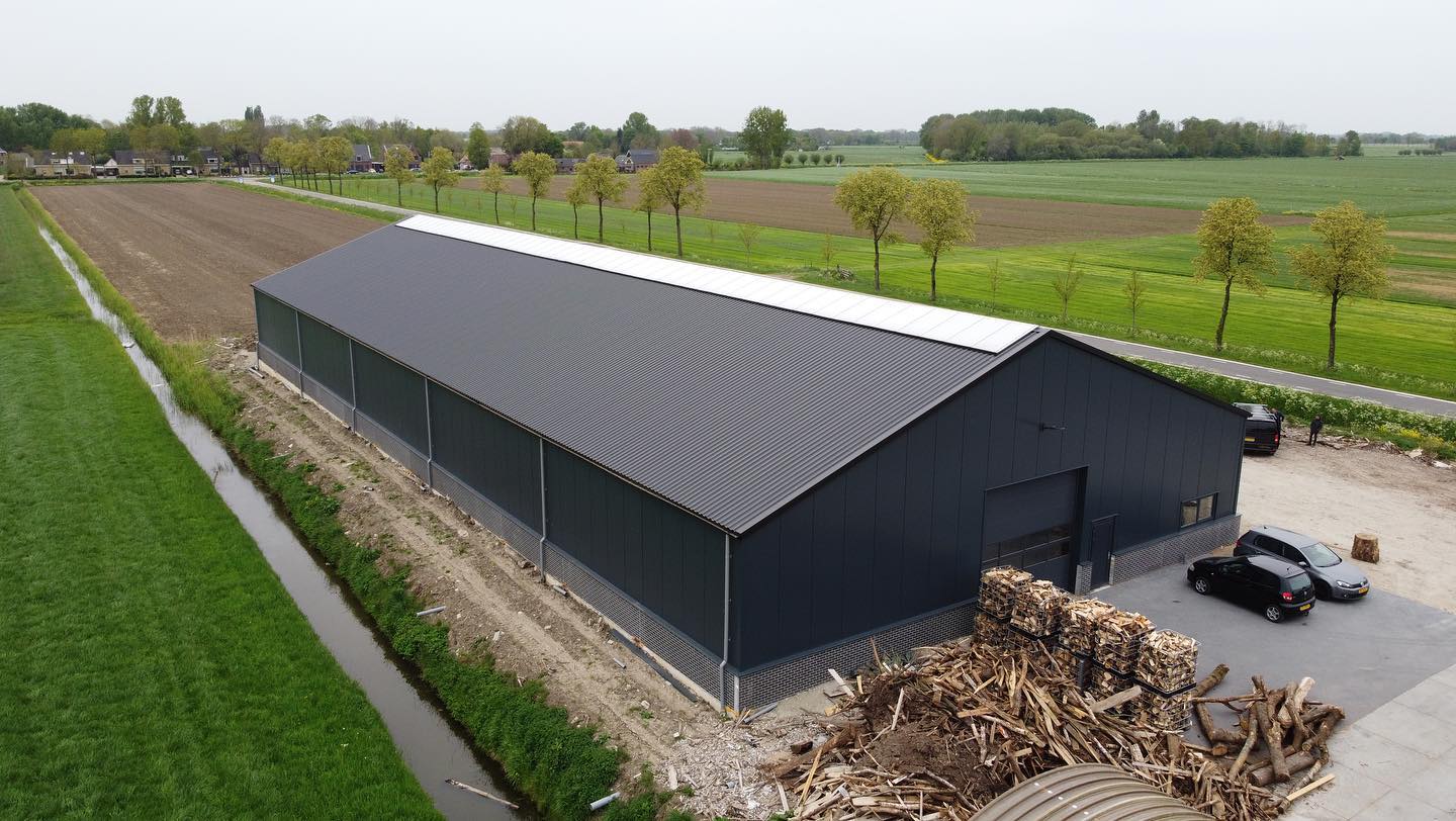 Gerenoveerd dak en geven van een stal in het weiland