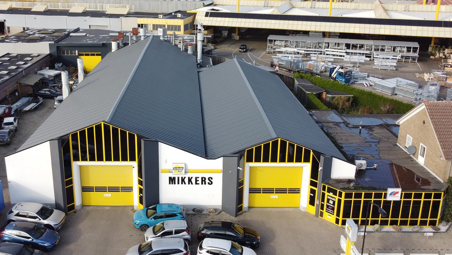 Gerenoveerde daken en gevels van een bedrijfshal