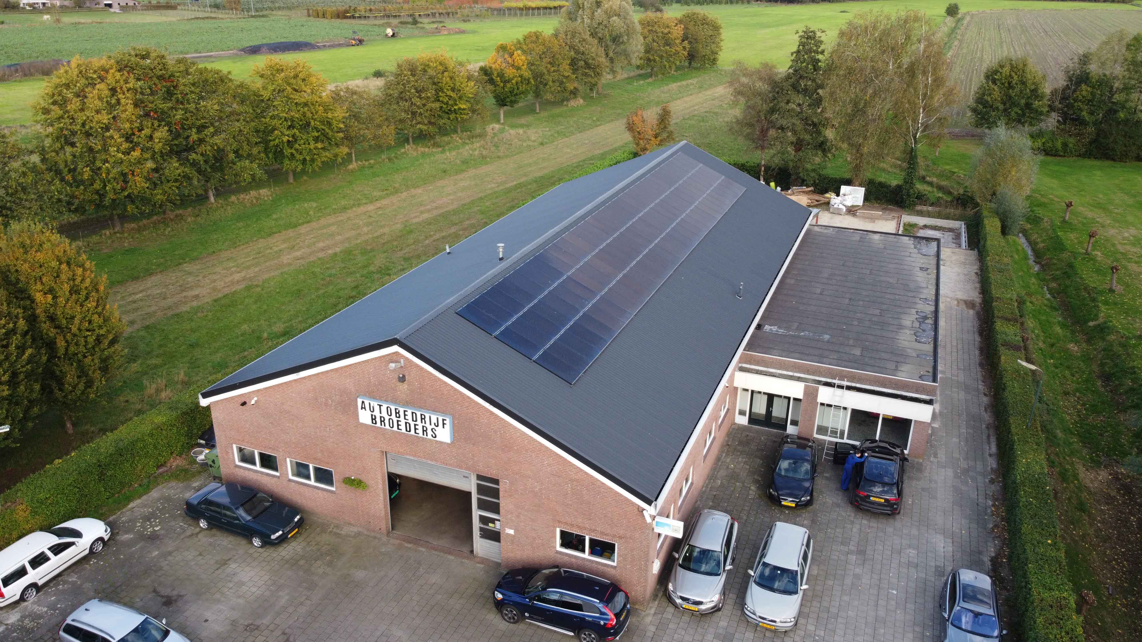 Dakrenovatie op de hal van een autobedrijf deels met zonnepanelen
