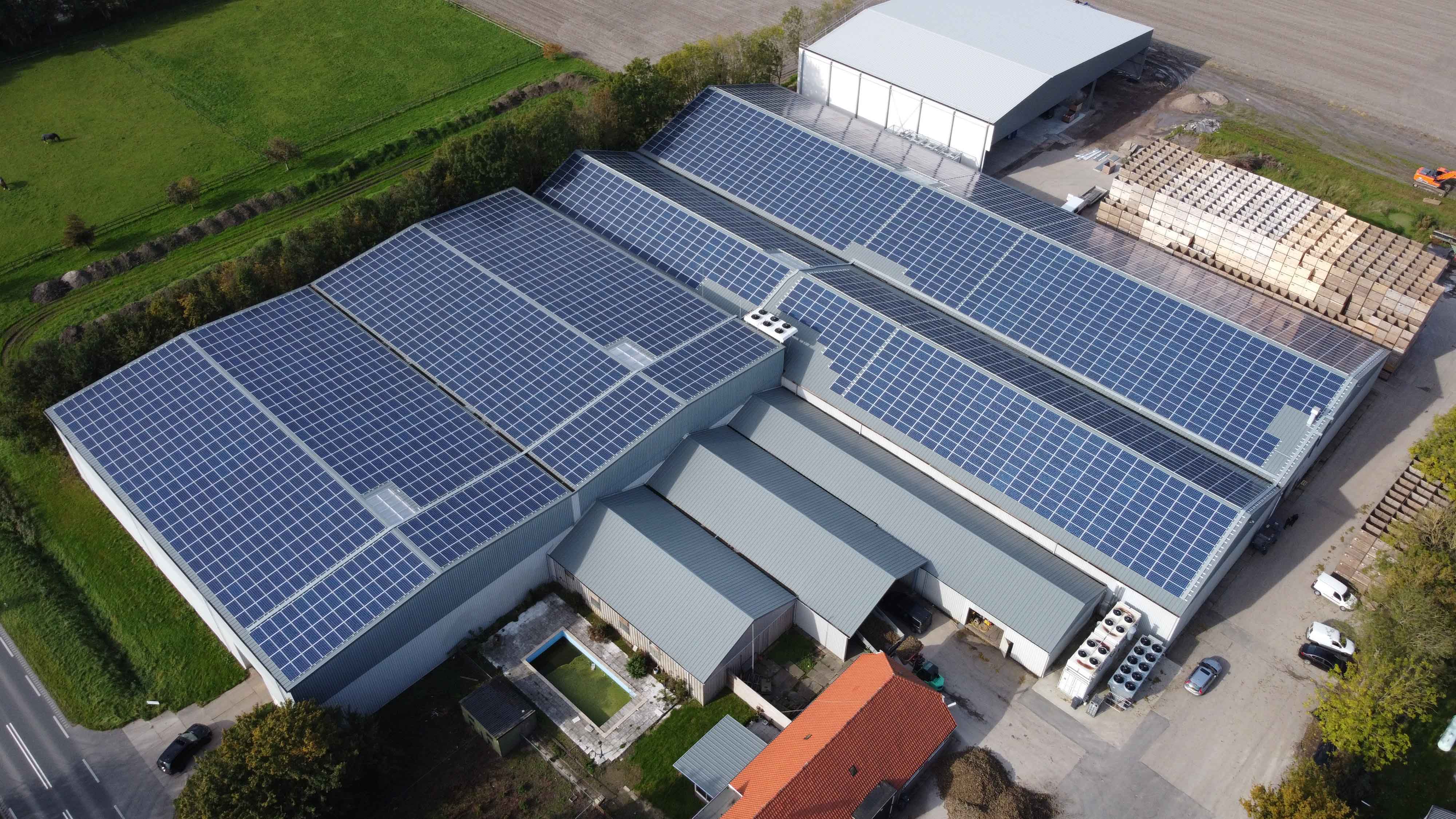 Dakrenovatie met zonnepanelen op een bedrijfshallen complex