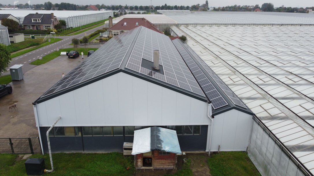 Bedrijfshal met zonnepanelen