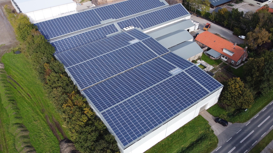 Grote bedrijfshallen vol met zonnepanelen